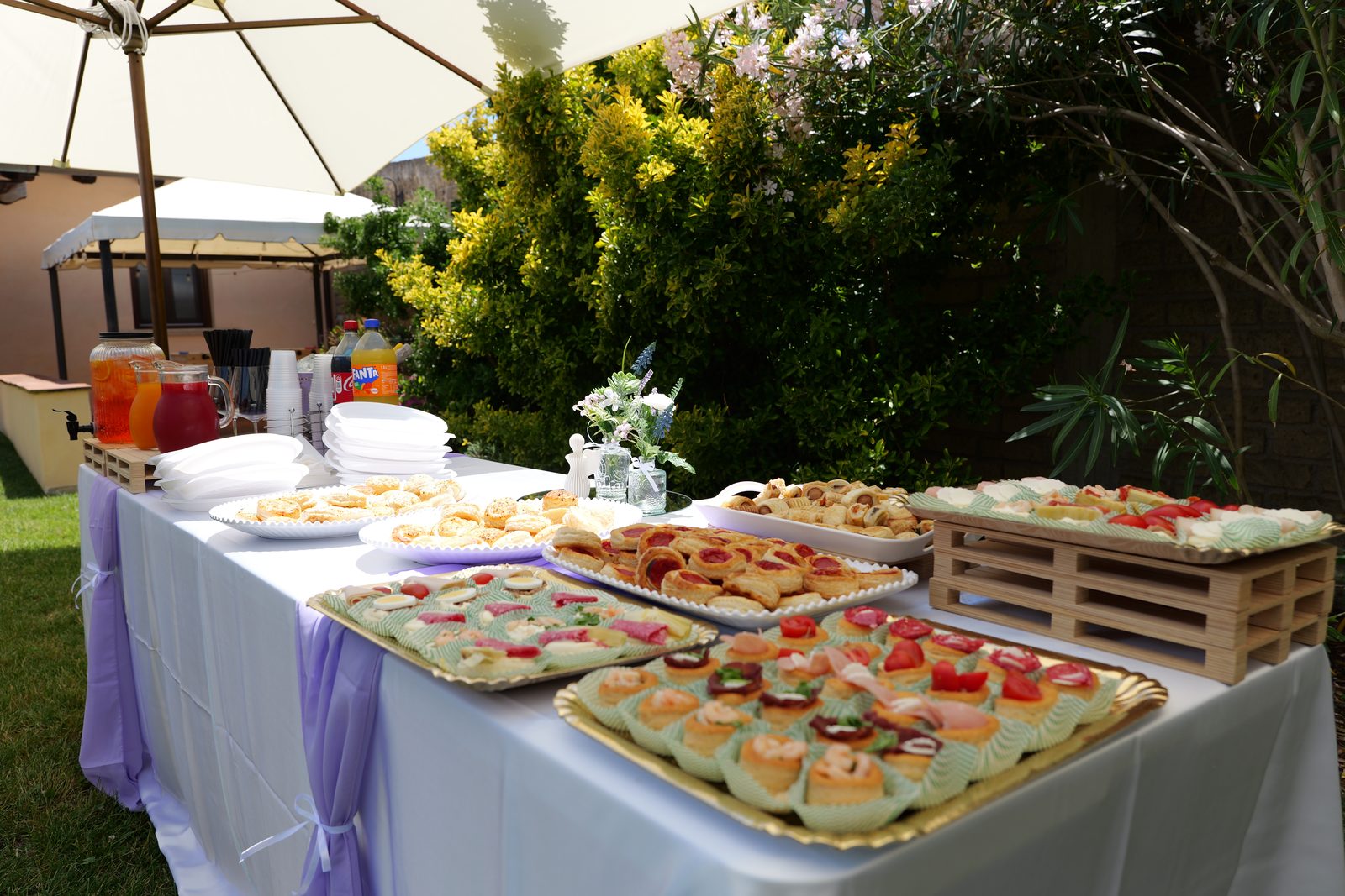 Buffet allestito all'aperto