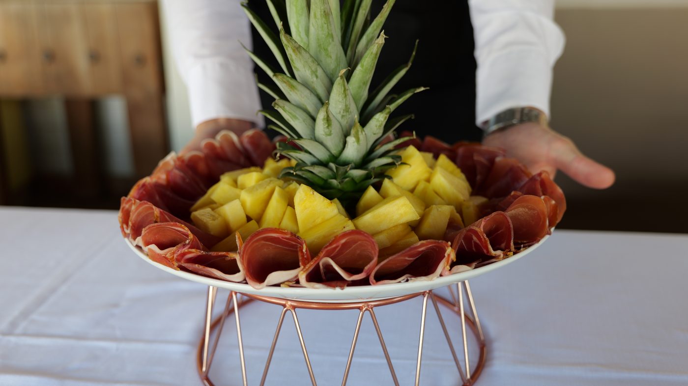 Vassoio catering con frutta e salumi