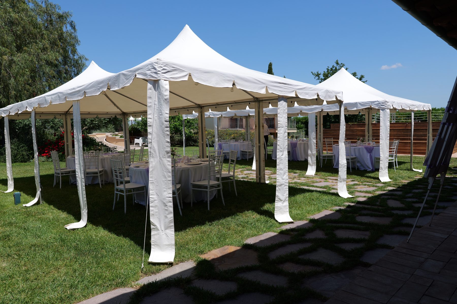 Gazebo e tavoli allestiti in giardino